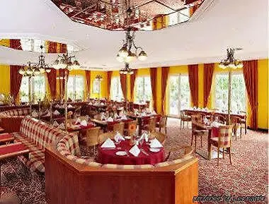 H+ Frankfurt Airport West Отель 4*