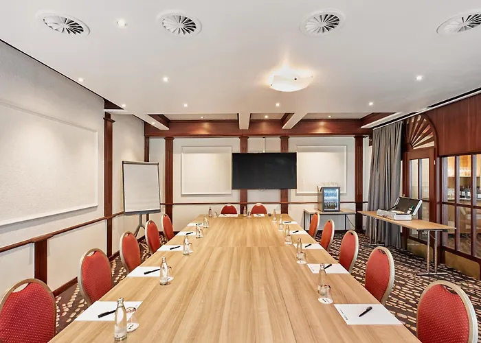 H+ Frankfurt Airport West Hotel 4*