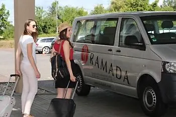 Hotel H+ Frankfurt Airport West 4*